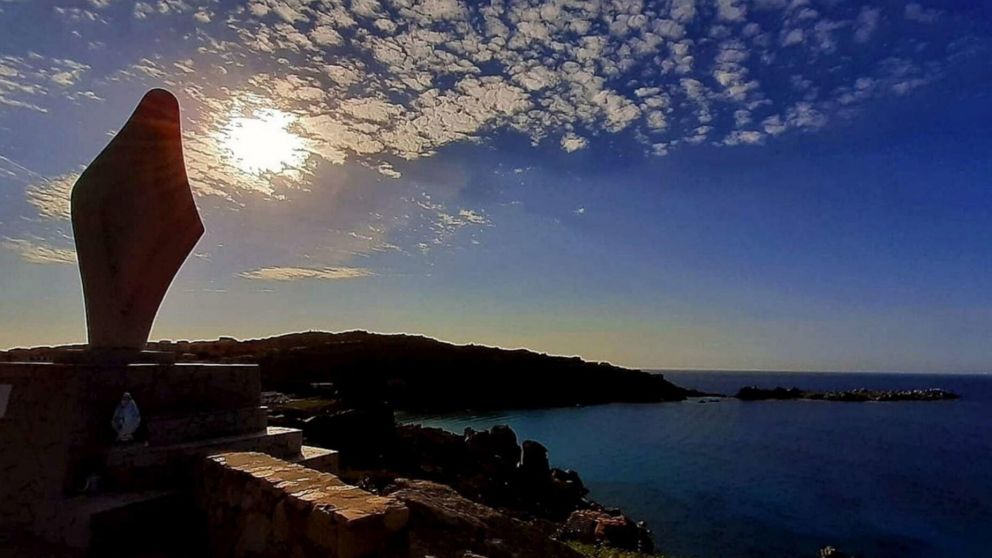 Una vieja estatua de la Virgen generó revuelo en las redes por su parecido con una vulva (Facebook).