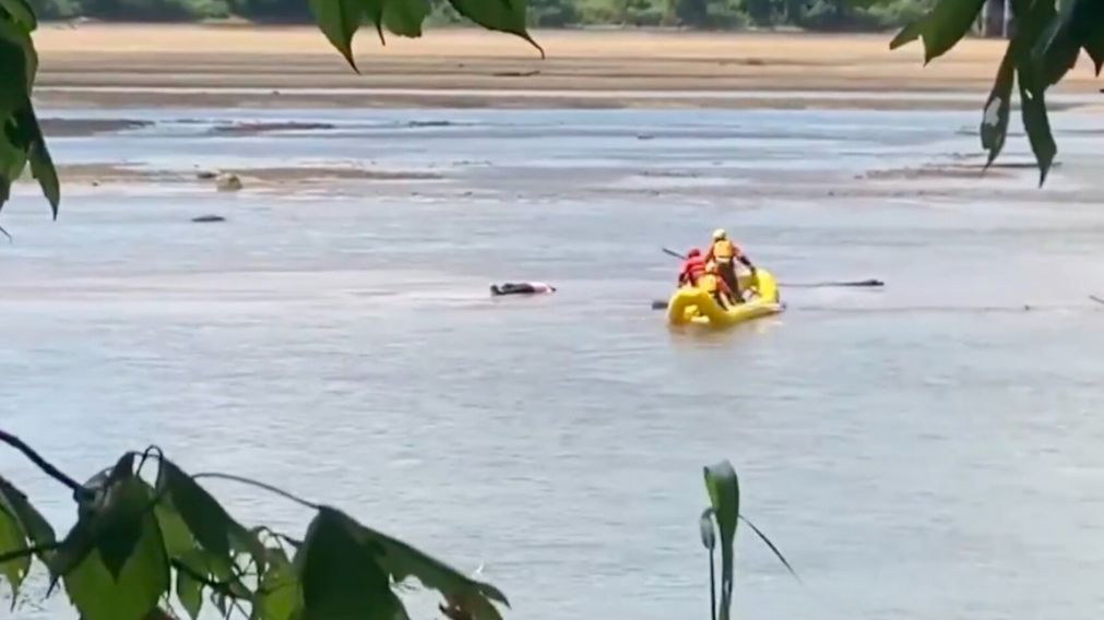 Los rescatistas fueron a sacar el "cuerpo" del río, pero se llevaron una gran sorpresa (Imagen captura vídeo).
