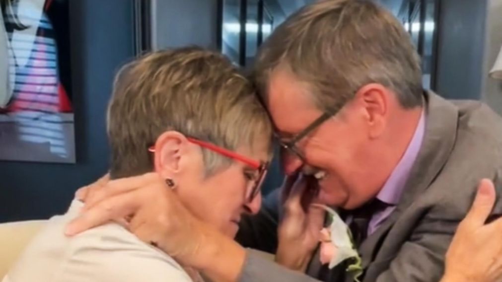 La pareja llevan 45 años de casados, y mientras ella no recuerda quién es, si recuerda cómo la hizo sentir.