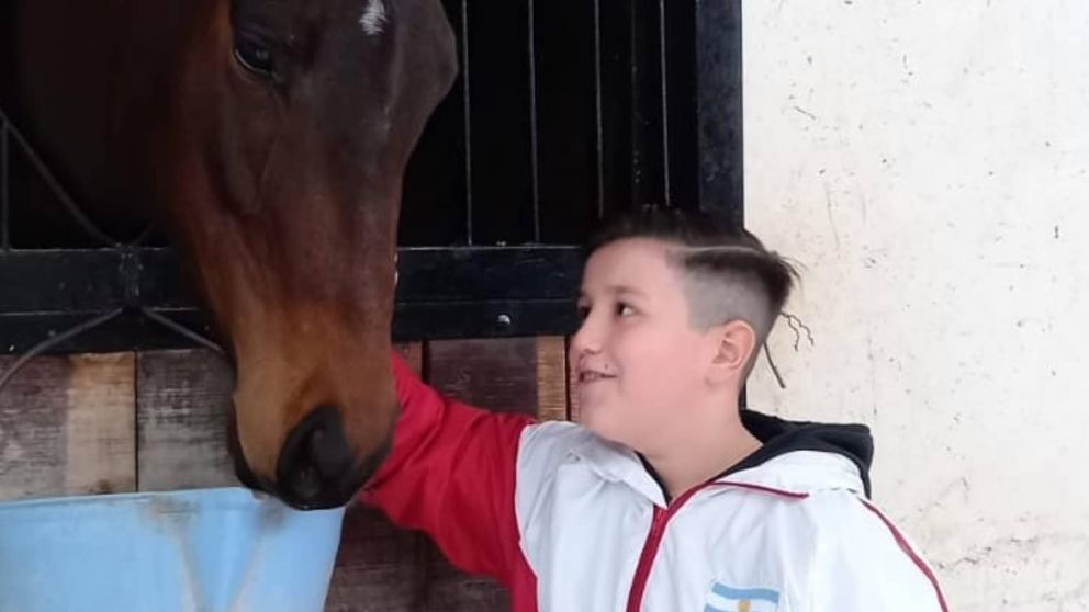 Pequeño burrero cumplirá su sueño de relatar una carrera en el Hipódromo de Palermo.