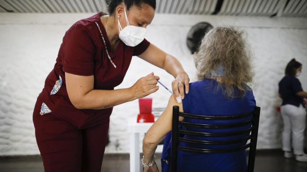 Desde el Gobierno anunciaron que aplicarán 2 millones y medio de dosis en los próximos días para completar en el mes siete millones de segundas dosis dadas.