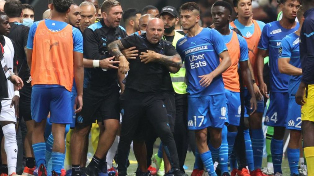 El partido finalmente fue suspendido porque los "olímpicos" no regresaron el campo de juego.
