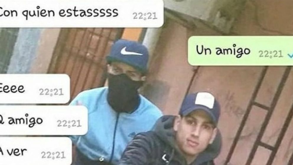 Su novia no le creía que estuviese acompañado por un amigo y le pidió una prueba que se hizo viral en Twitter.