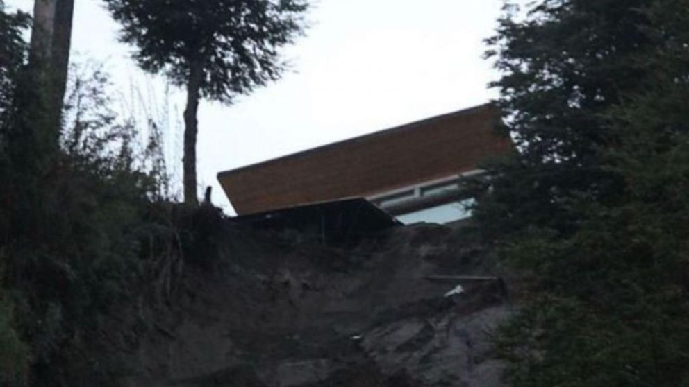 As� qued� una casa al borde del abismo tras el alud en Villa La Angostura.