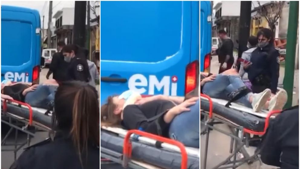 Así la víctima fue trasladada por una ambulancia tras ser atacada por su ex novio en Villa Udaondo.