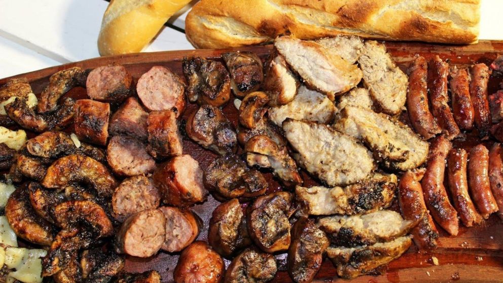 Una parrillada completa además de carne incluye chorizos, morcilla y unas buenas achuras.