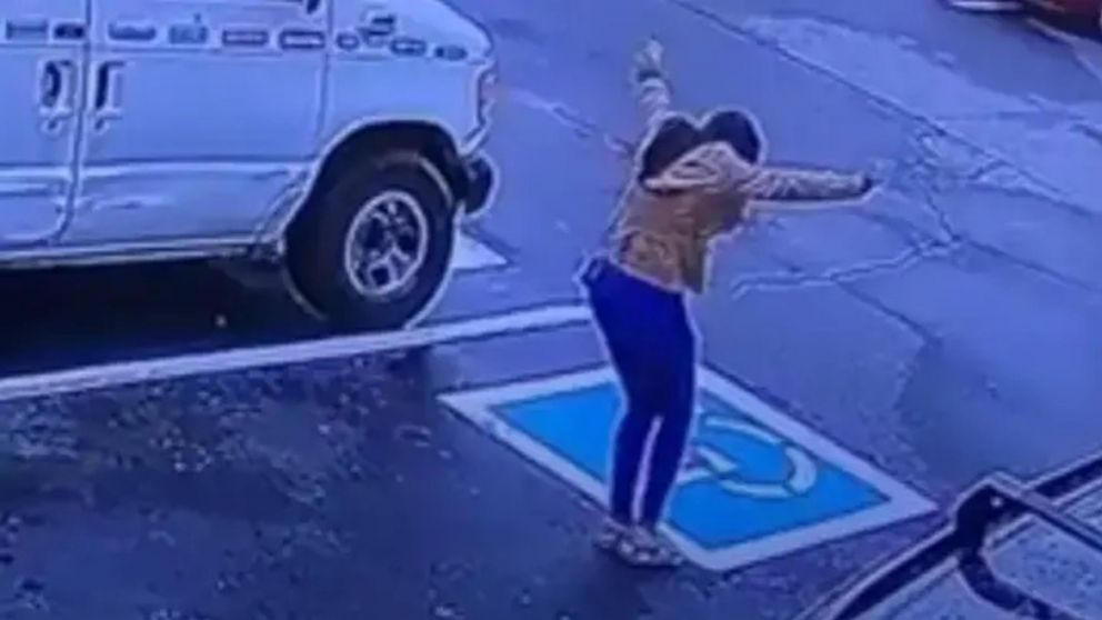 La chica fue filmada "in frganti" mientras festejaba por haber conseguido trabajo.
