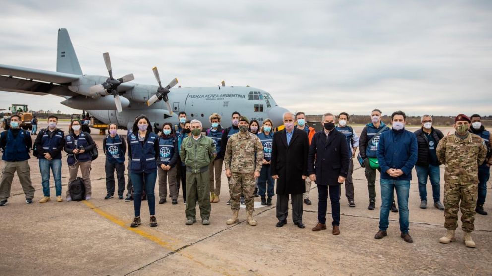El canciller Felipe Sol�, el ministro de Defensa, Jorge Taiana, y la presidenta de la Comisi�n Cascos Blancos, Marina Cardelli, en el acto de despedida. de la misi�n.