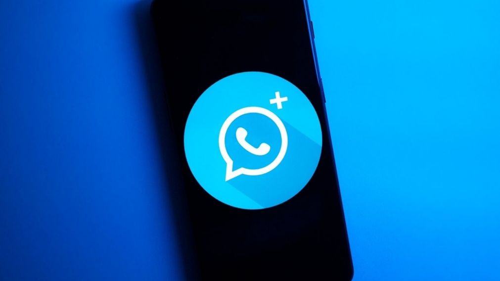 La versión azul permite elegir el color y tipografía de tus conversaciones, además de notificarte cuando un contacto está en línea.