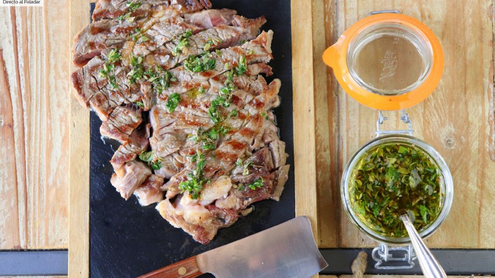 Vamos a preparar el chimichurri verde tradicional de los asados latinos.