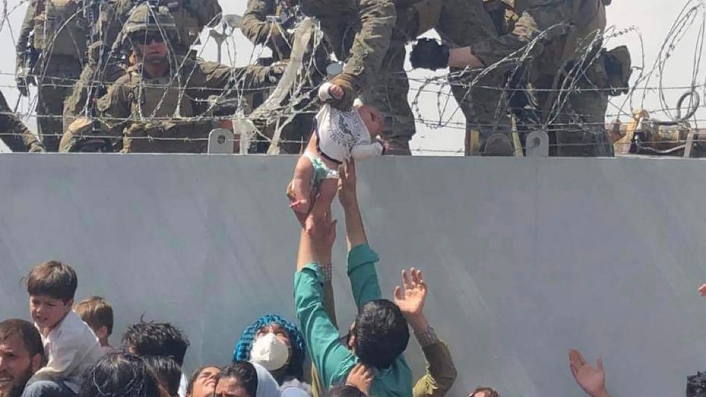 Miles de personas se mantienen en inmediaciones del aeropuerto de Kabul para intentar salir de Afganist�n (AFP).