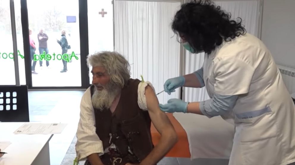 El ermitaño afirmó que planea darse "las tres dosis, incluida la extra" con tal de protegerse del virus.