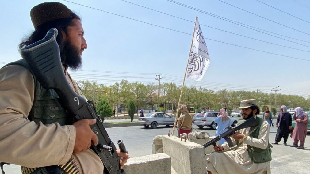 Combatientes talibanes montan guardia en una puerta de entrada frente al Ministerio del Interior, en Kabul, Afganistán (AFP).