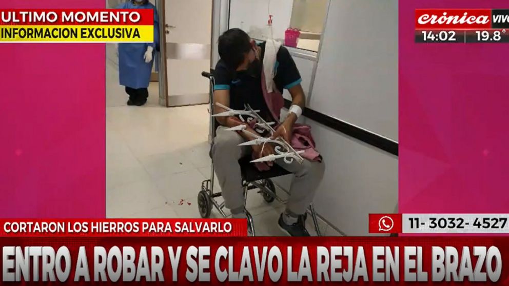 El ladrón con el pedazo de reja atravesado en el brazo esperando ser atendido en el hospital (Captura de pantalla).