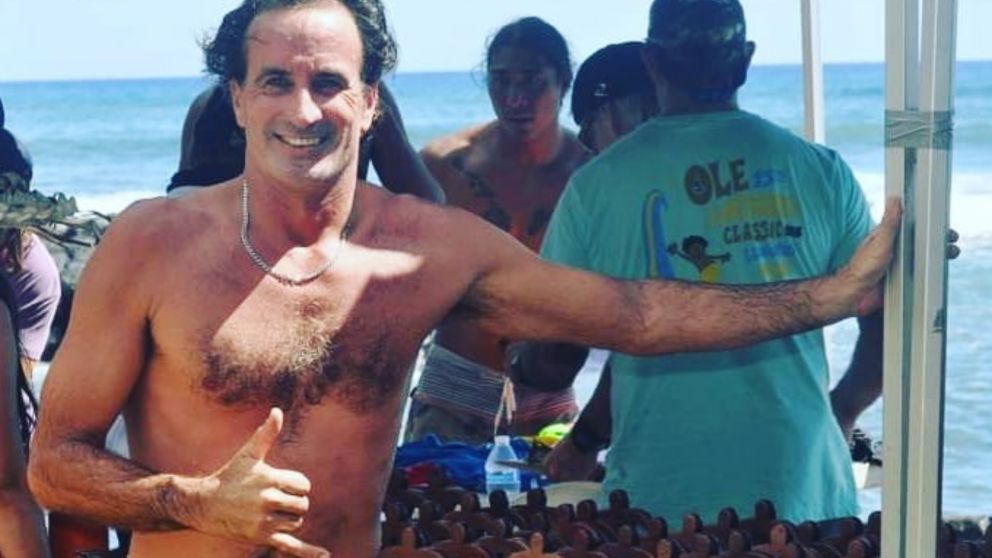 Se sospecha que el surfista se golpeó la cabeza y perdió la conciencia mientras estaba en el agua, pero su verdadera causa de muerte aún se desconoce.