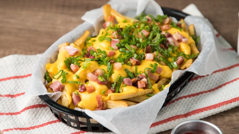 Las papas fritas con cheddar, cebolla de verdeo y panceta son una de las m�s pedidas. 