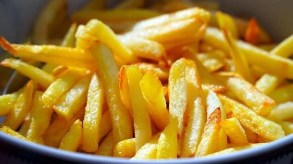 El truco que usan los chefs para que las papas fritas queden más crujientes.
