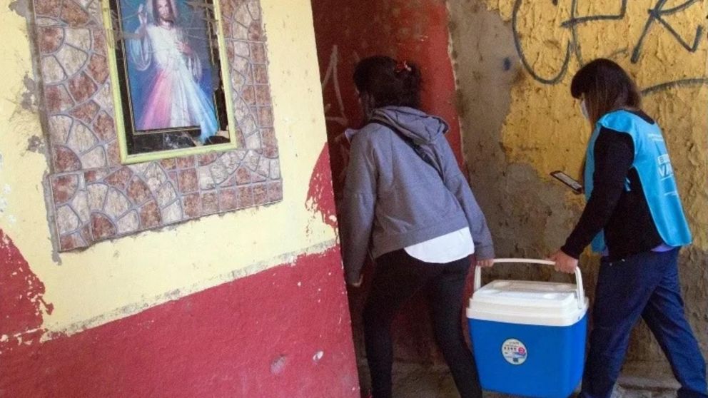 700 personas fueron vacunadas en el primer día del operativo "casa por casa".