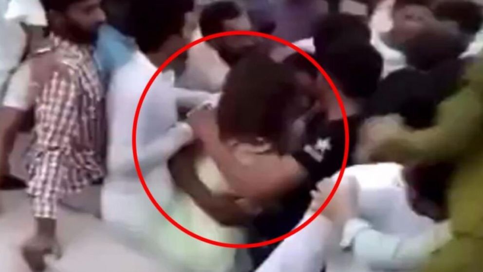 La horda de 400 hombres atacando a la joven (Captura de pantalla).