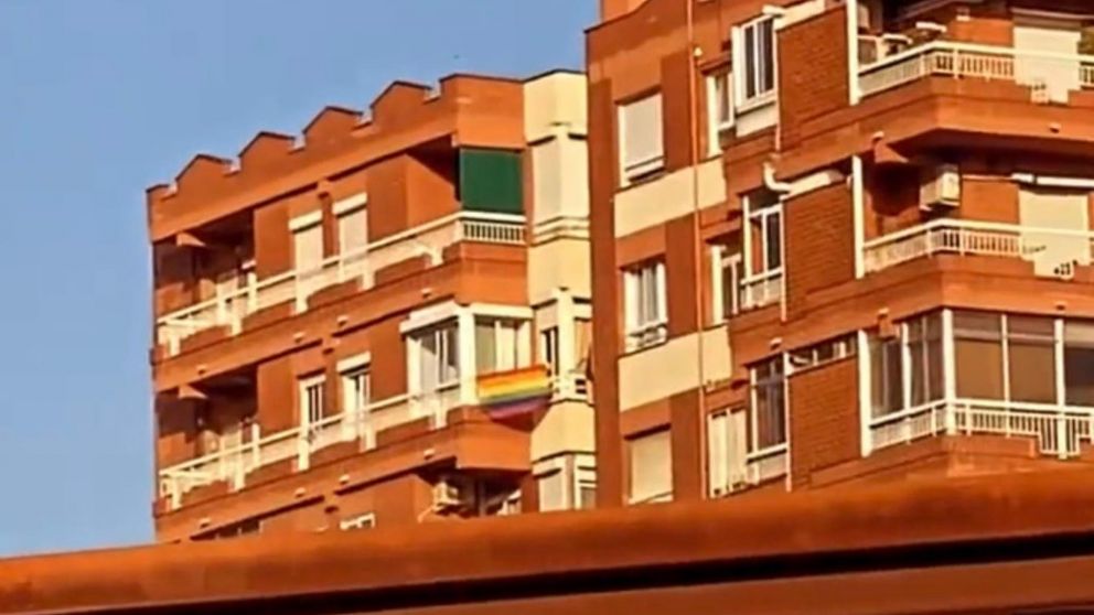 �sta es la bandera que Sergio coloc� en su balc�n y que provoc� una respuesta inesperada en su puerta.