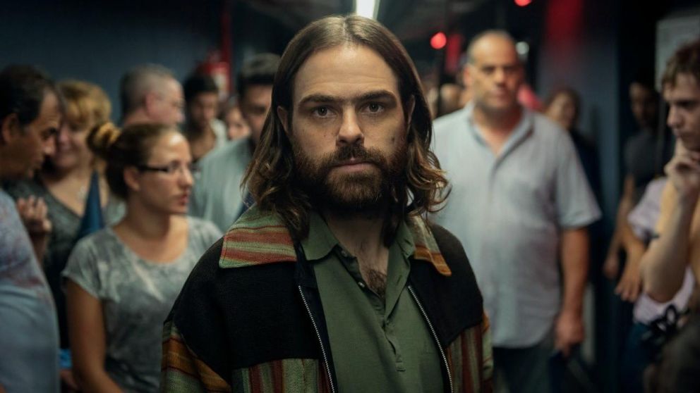Peter Lanzani se volvió viral con su parecido con Nicolás del Caño en su papel de El Reino, la nueva ficción de Netflix.