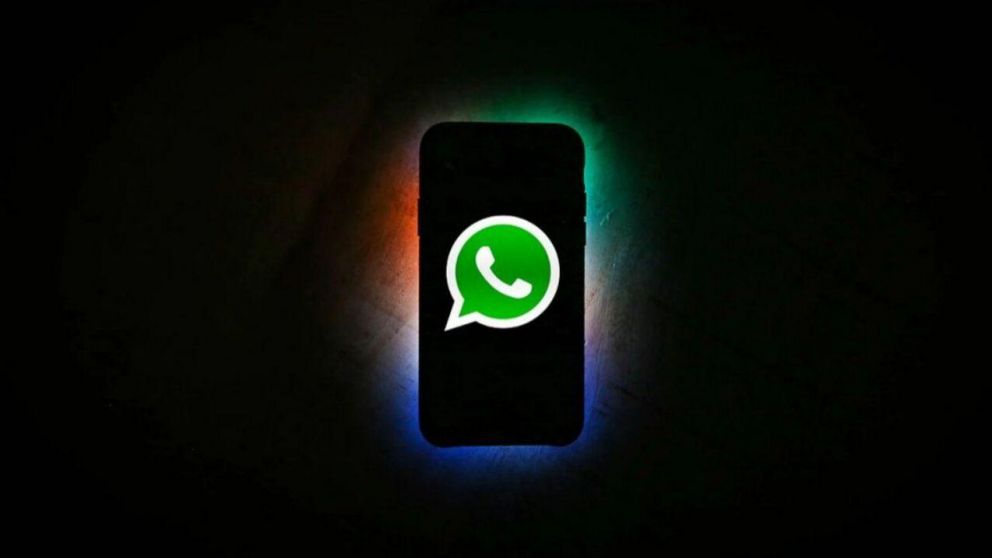 El modo super oscuro de WhatsApp te permitirá ahorrar un poco más de bateria.