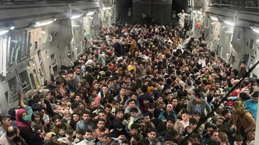 Centenares de afganos subieron al avión por la rampa semiabierta. La tripulación decidió despegar igual a pesar de superar la carga permitida. (Gentileza: Defense One)