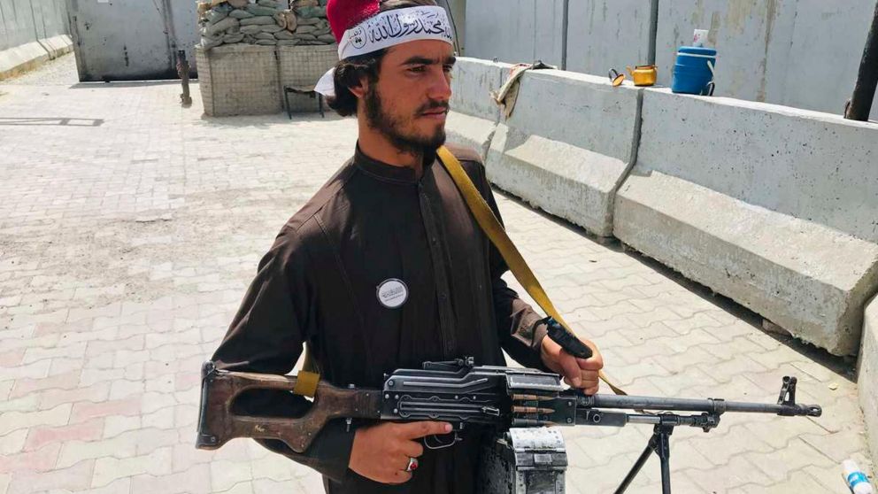 Así vigila un talibán uno de las rutas clave hacia el aeropuerto de Kabul.