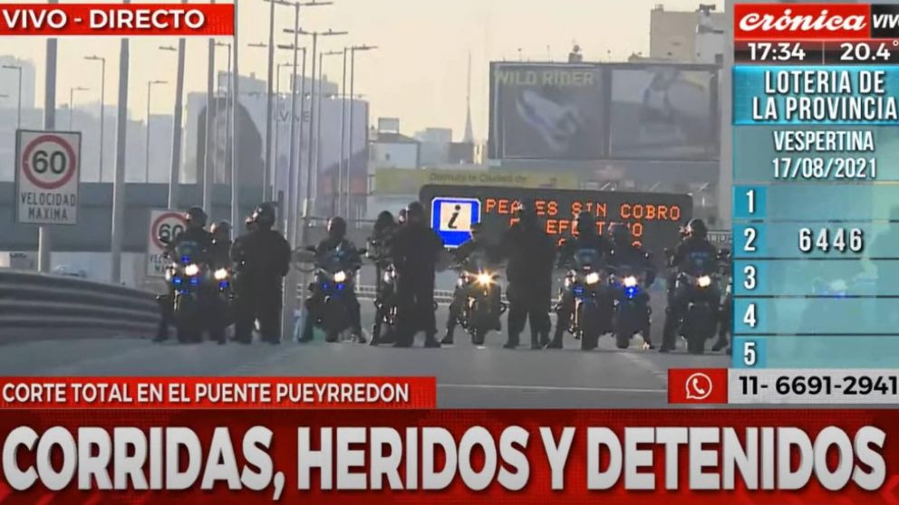 Puente Pueyrredón: enfrentamientos entre manifestantes y policiales.