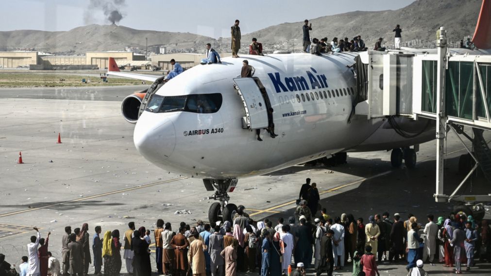 Tras la caída del gobierno afgano, miles de personas corrieron al aeropuerto de Kabul para escapar del país.