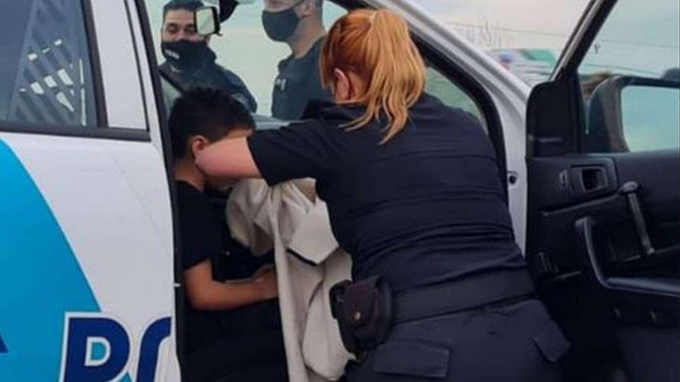 Tras ser liberado, el nene es arropado por una agente de la Policía.