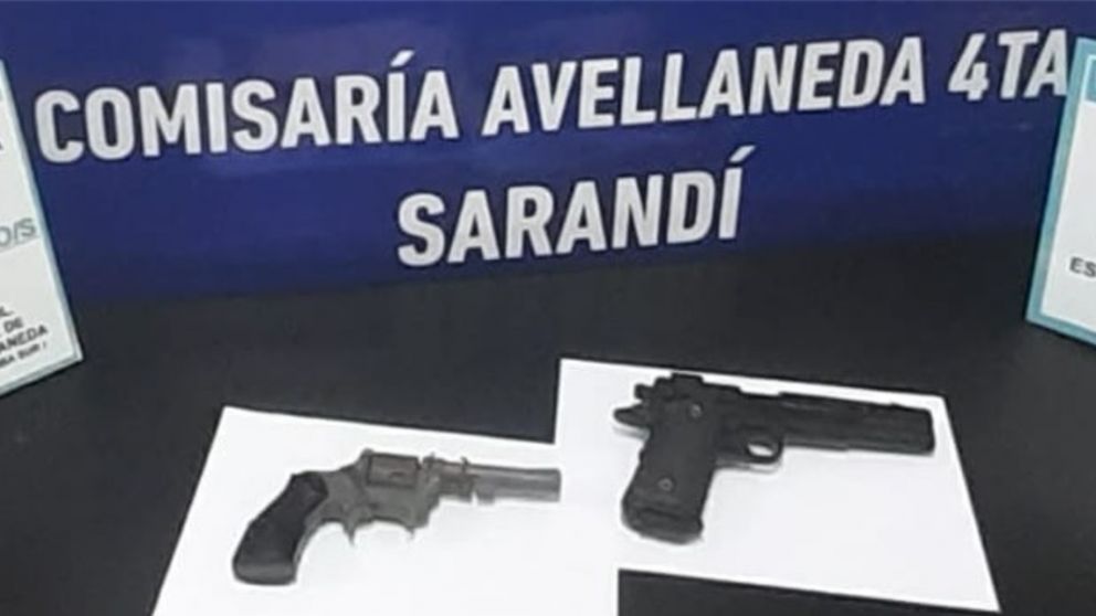 La pistola de utilería y el revólver semidesarmado que fueron secuestrados en poder de los individuos.