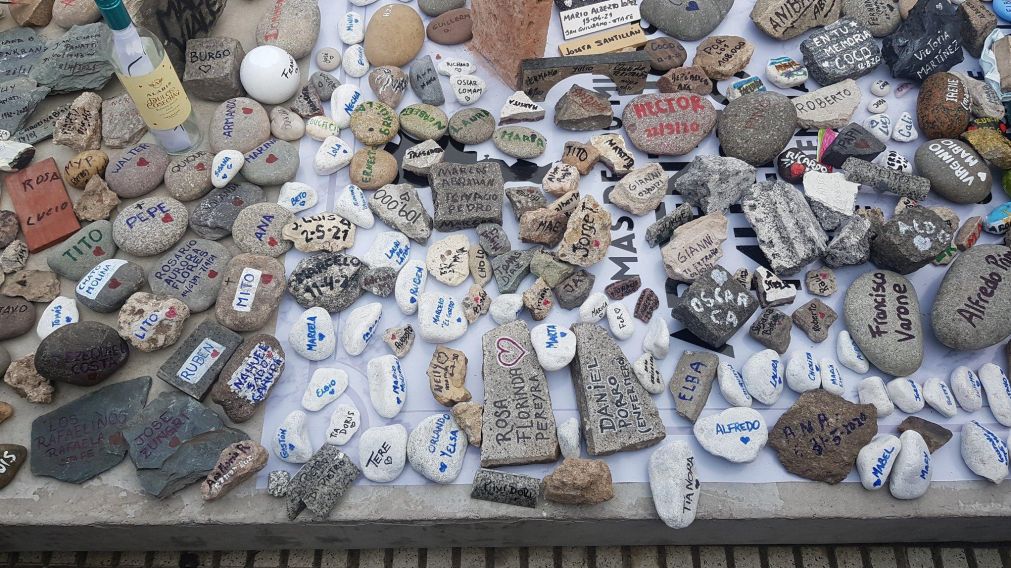 Los familiares y amigos de víctimas de Covid, pondrán una piedra por cada fallecido. (Twitter)