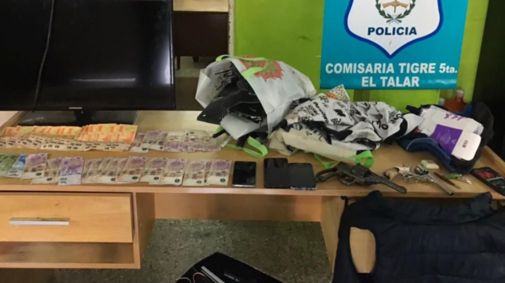 Parte de los elementos de valor que fueron hallados en poder de los detenidos.