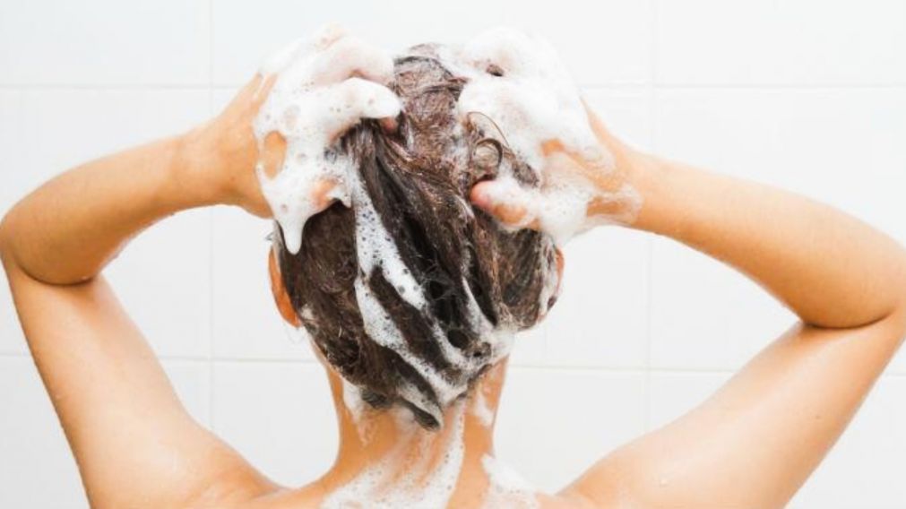 La peluquera recomienda dejar el aceite naturalmente generado por el cabello, evitando expulsarlo con lavados demasiado frecuentes.