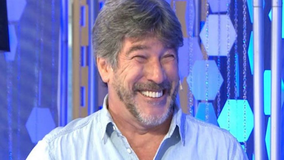 El humorista vendió su cuenta de Twitter para colaborar con chicos que necesitan tratamientos caros de salud.