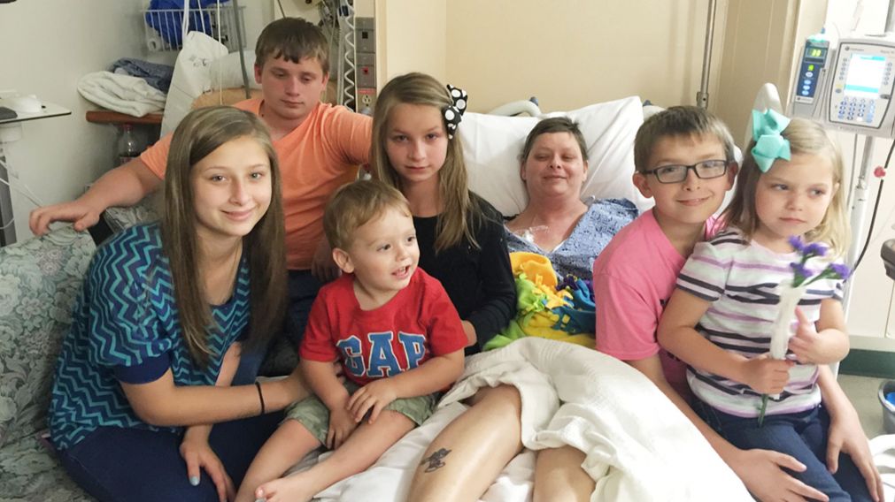 Beth Laitpeck junto a sus seis hijos en el hospital.