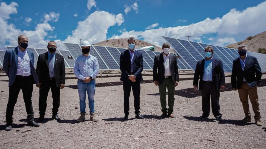 El gobernador Uñac y otros funcionarios en uno de los 15 parques de energía fotovoltaica que ya están en funcionamiento.