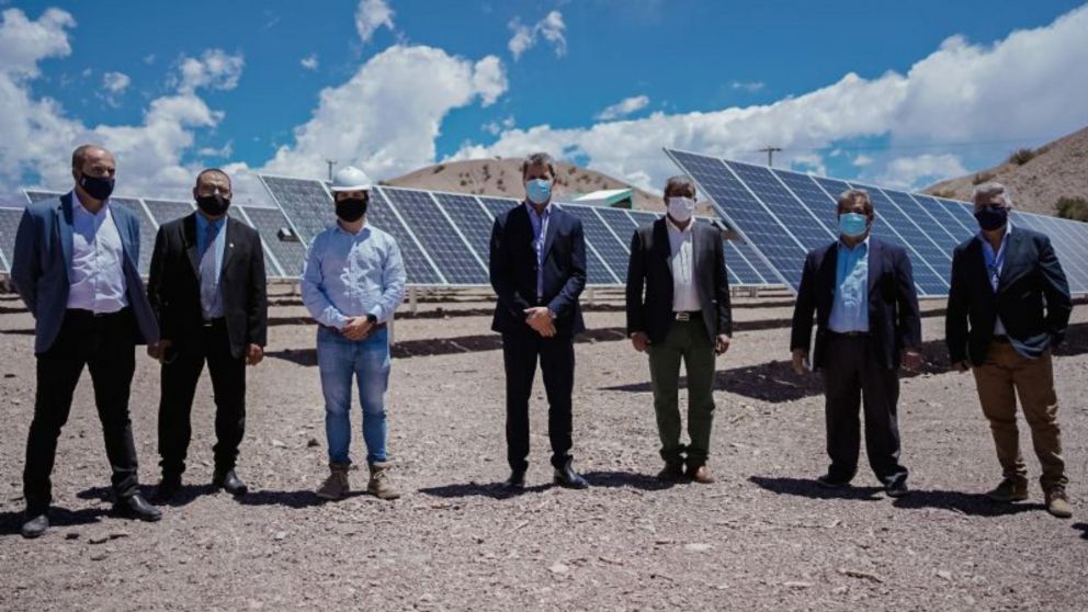 El gobernador Uñac y otros funcionarios en uno de los 15 parques de energía fotovoltaica que ya están en funcionamiento.