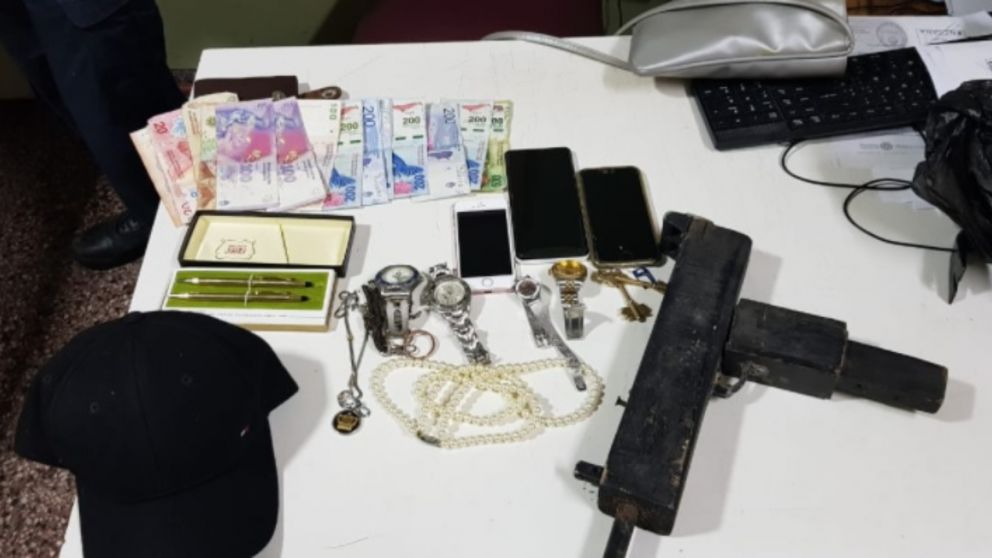 Estos son algunos de los elementos que fueron secuestrados en poder de los asaltantes.