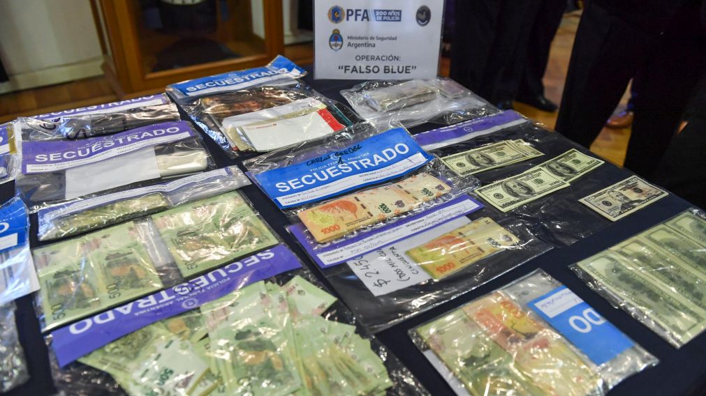 En billetes apócrifos secuestraron cifras cercanas a los 200.000 dólares, 800.000 pesos y 1.600 reales (Télam).