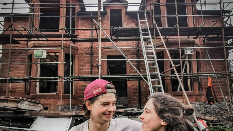 La pareja lleva dos a�os renovando la casa, que todav�a es un trabajo en proceso.