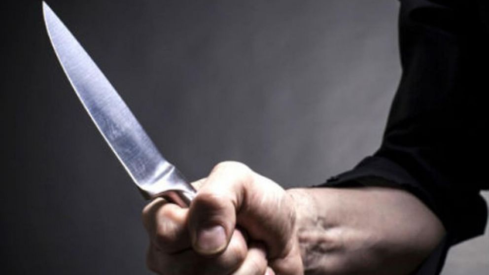 El hombre fue atacado a cuchilladas en el interior de una vivienda.