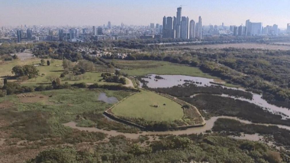 El predio en cuestión se encuentra al sur de la Reserva Ecológica existente, al lado del barrio popular Rodrigo Bueno y frente a la urbanización Puerto Madero.