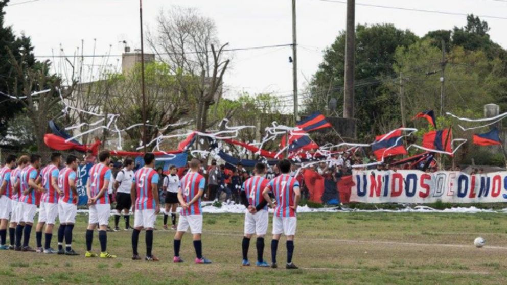 El "azulgrana" de Unidos en su cancha de 43 y 184, que corre riesgo de ser rematada (Facebook).