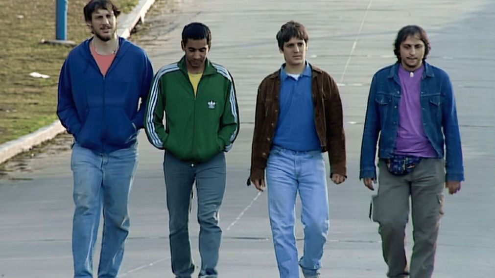 Ricardo, El "Pollo", Chiqui y Walter, los cuatro protagonistas de "Okupas", la serie furor en Netflix.