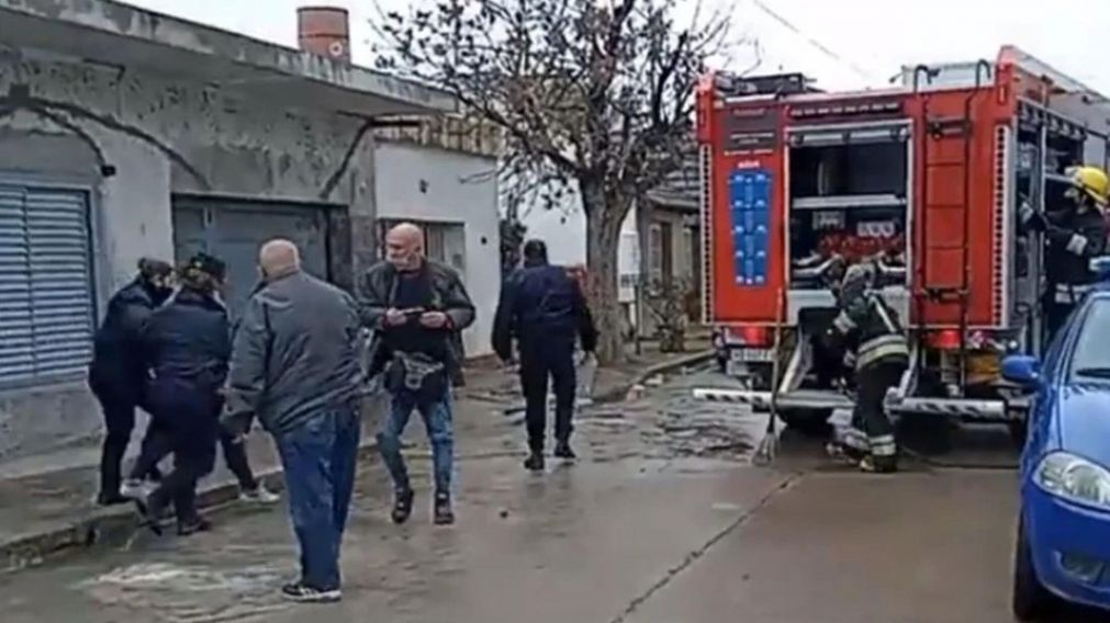 La joven fue esposada y traslada en un patrullero a la Alcaidía de la Departamental San Justo (Gentileza: La Voz)
