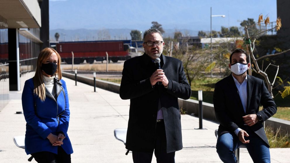 El ministro de Desarrollo Productivo Matías Kulfas participó de la firma de un convenio para la creación del primer Centro de Ayuda PyME .