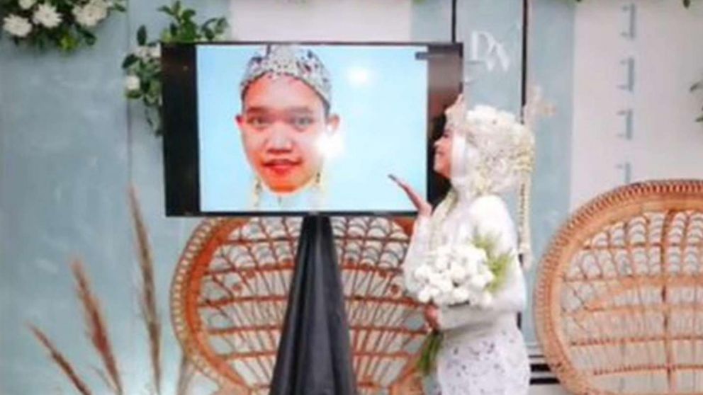 Los enamorados en el altar, de la manera más singular (Captura de video).