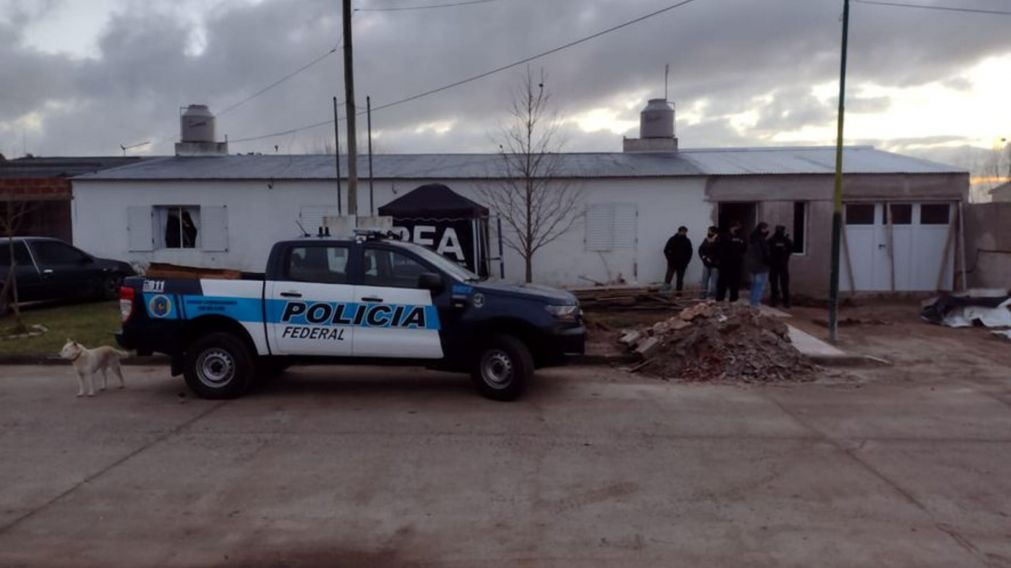 Imágenes del procedimiento en donde se detuvo al estudiantes de 23 años con pornografía infantil.